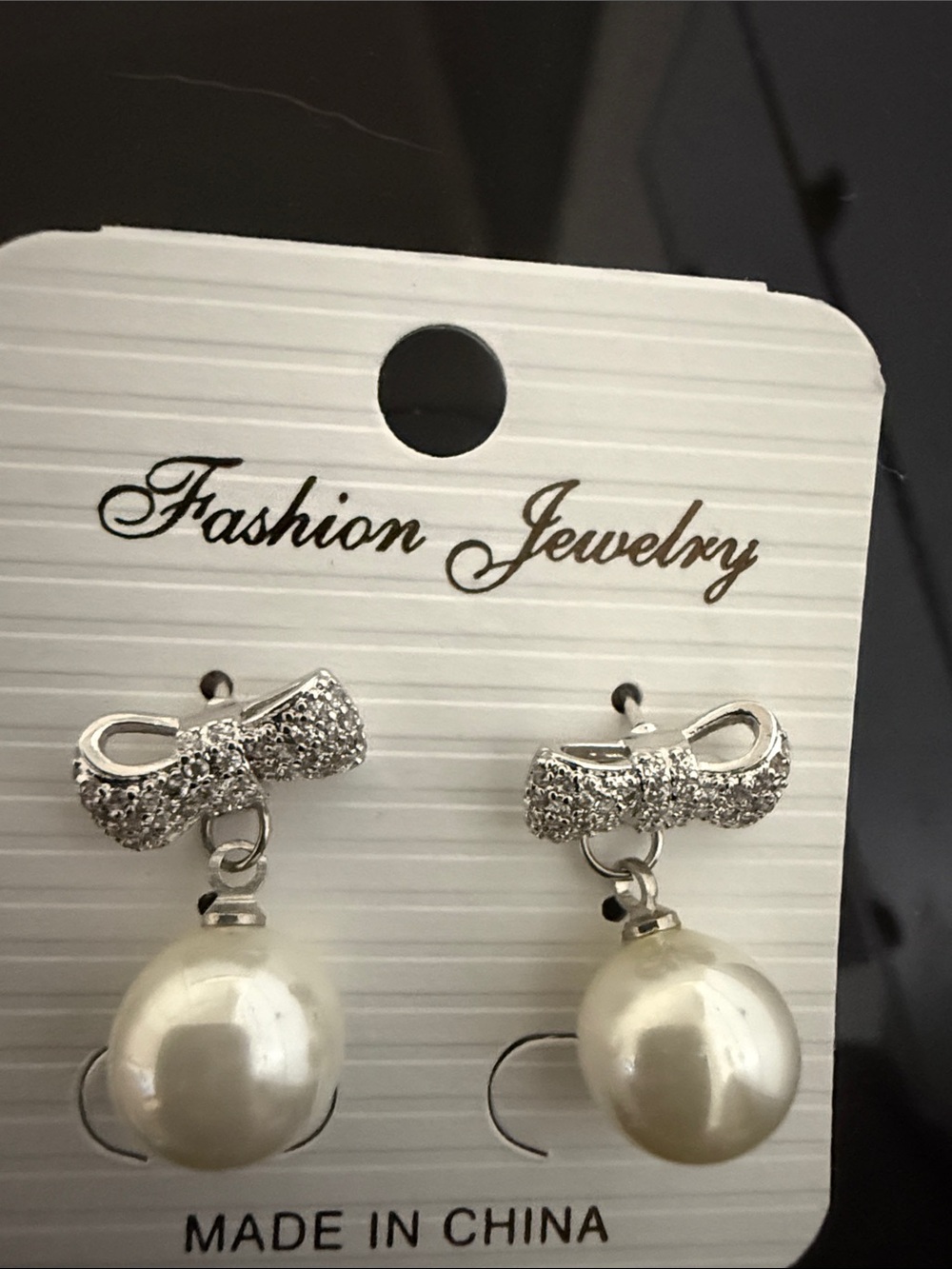 Fashion Jewelry Silver Bow Earrings with Cream Pearl Drops